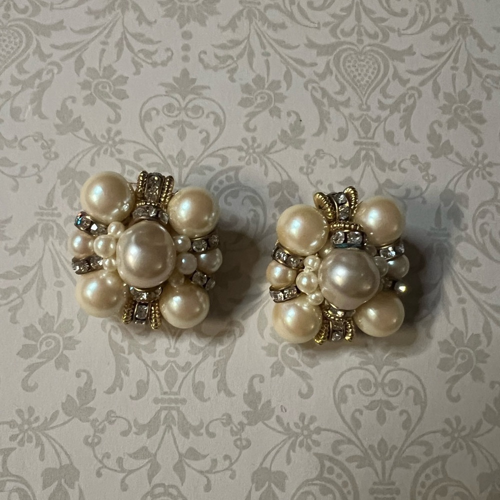 Vintage pearl earrings bundle. These are all CLIP ON EARRINGS. 5 pairs. EUC - Picture 5 of 7